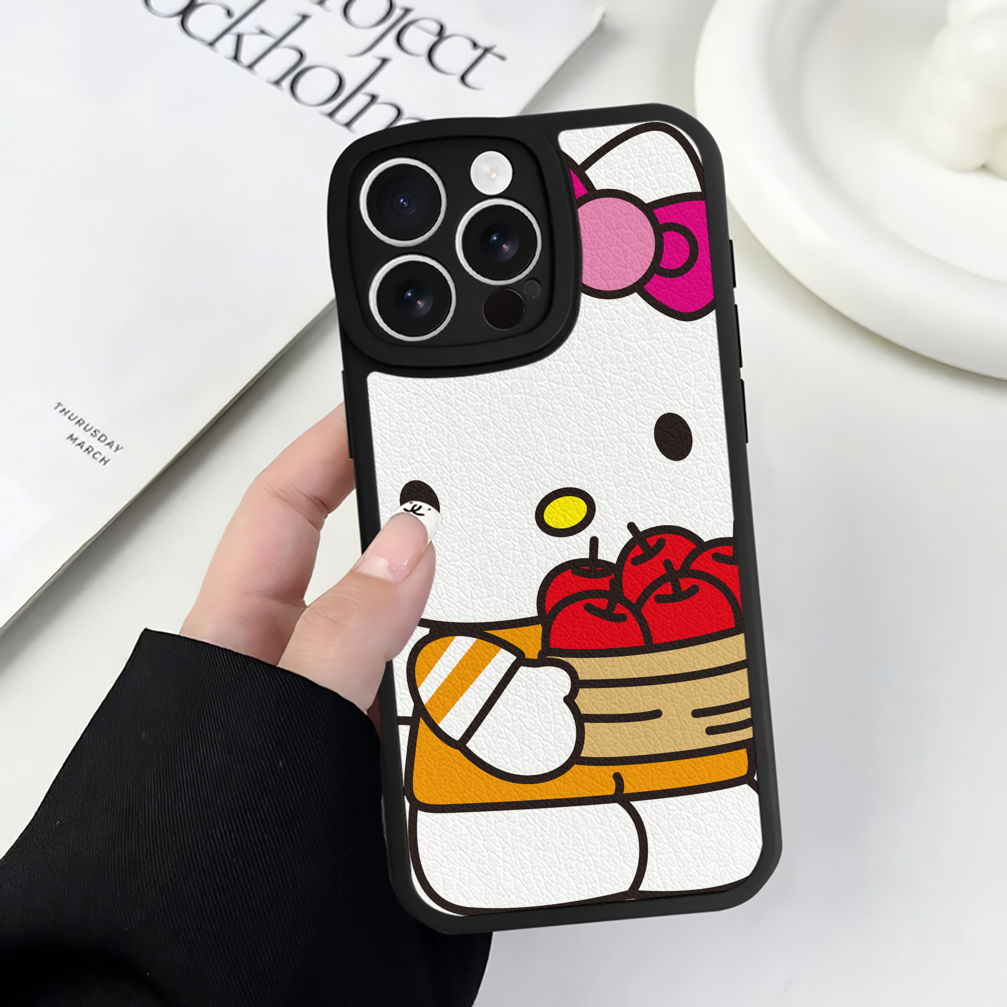 （画像用） Hello Kitty ハローキティ 【iPhone 16シリーズ対応】シリコンスマホケース（レザー調） 材質：シリコン